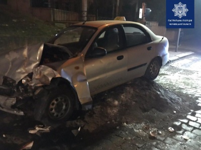 Вночі в центрі Чернівців п'яний водій зіткнувся з таксі й намагався втекти