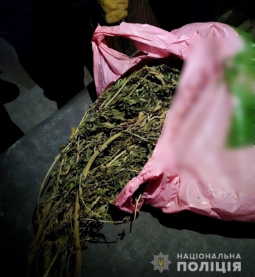 З наркотиками та зі зброєю: поліція Буковини затримала двох чоловіків