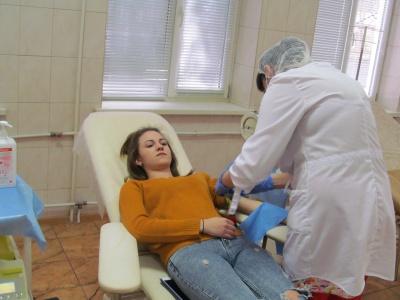 Здавали кров для обпеченої дівчини і хворого викладача: як працює Центр служби крові у Чернівцях - фото