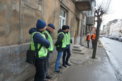 У центрі Чернівців примусово демонтували сходи, бо власник збудував їх самовільно - фото