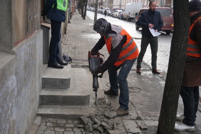 У центрі Чернівців примусово демонтували сходи, бо власник збудував їх самовільно - фото