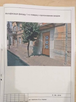 У центрі Чернівців примусово демонтували сходи, бо власник збудував їх самовільно - фото