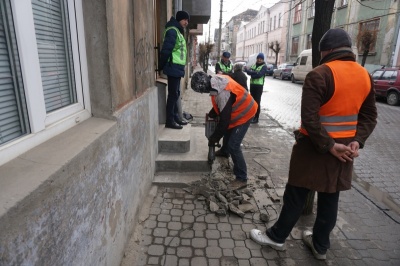 Обшуки в Чернівецькій облраді і демонтаж самовільних сходів: головні новини 4 лютого