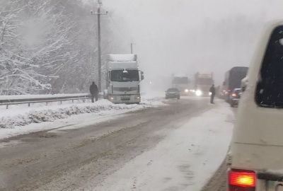 Снігопад на Буковині: на дорогах області затори, фури у кюветі - фото, відео