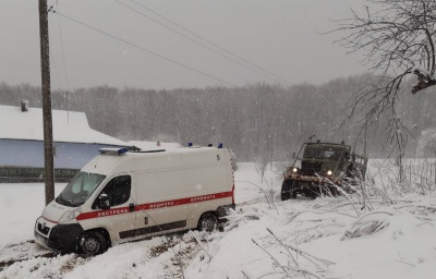 На Буковині рятувальники витягали швидку, яка застрягла через негоду