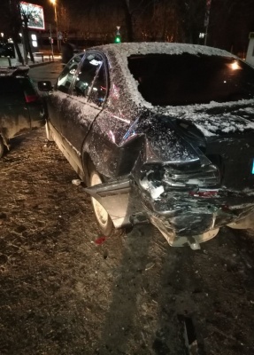 Вночі у Чернівцях п'яний водій ВАЗу потрощив дві припарковані автівки - фото