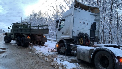 Повалені дерева і застряглі в заметах авто: як на Буковині боролися з наслідками негоди - фото