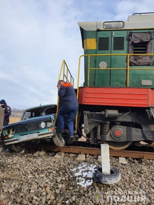 На Буковині потяг протаранив легковик, водія госпіталізували