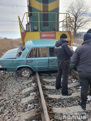 На Буковині потяг протаранив легковик, водія госпіталізували