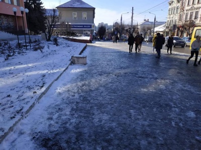 У Чернівцях майже 30 підприємців отримали штрафи через слизькі тротуари і сходи