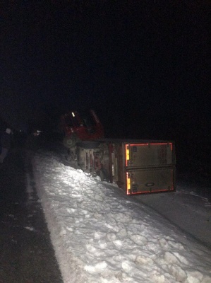 На Буковині фура з’їхала з дороги і перекинулась на узбіччя – фото