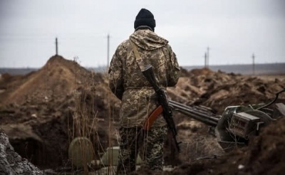 На Донбасі поранили військового