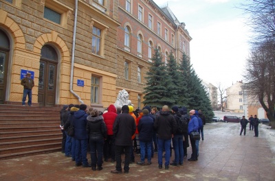 «Не хочу виїжджати за кордон»: біля Чернівецької ОДА пікетують підприємці Калинівського ринку