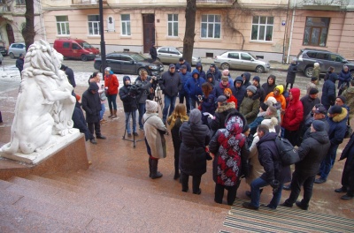 «Не хочу виїжджати за кордон»: біля Чернівецької ОДА пікетують підприємці Калинівського ринку