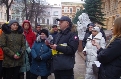 «Не хочу виїжджати за кордон»: біля Чернівецької ОДА пікетують підприємці Калинівського ринку