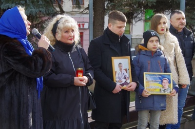 «Не можемо звикнути без нього»: у Чернівцях вшанували пам’ять Владислава Трепка, який 5 років тому загинув у АТО