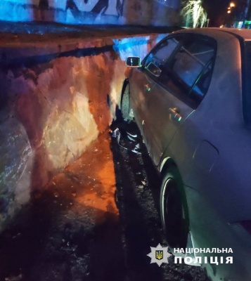 У Чернівцях біля діагностичного центру п'яний водій збив юнака - фото