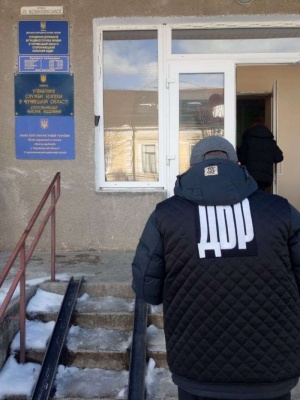 На Буковині викрили працівників міграційної служби, які брали хабарі за виготовлення паспортів