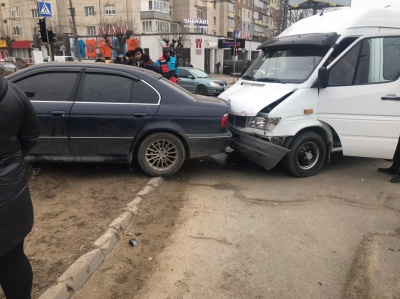 На перехресті в Чернівцях бус врізався у BMW: є потерпілі