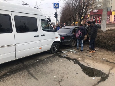 На перехресті в Чернівцях бус врізався у BMW: є потерпілі