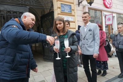 День усіх закоханих: у Чернівцях сьогодні уклала шлюб 21 пара – фото