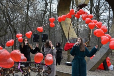 Як відсвяткували День закоханих у Чернівцях - фото