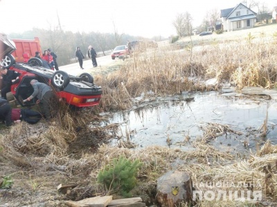 На Львівщині авто впало в озеро. Загинули 4 молодиків