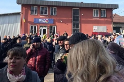 На Львівщині мешканці селища Шкло мітингували через чутки про розміщення в місцевому санаторії українців з Китаю