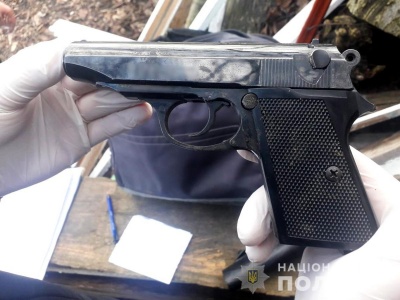 На Буковині поліція вилучила зброю у двох чоловіків