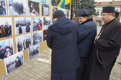 У центрі Чернівців відкрили фотовиставку, присвячену героям Небесної Сотні - фото