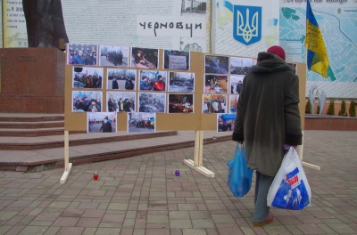 У центрі Чернівців відкрили фотовиставку, присвячену героям Небесної Сотні - фото