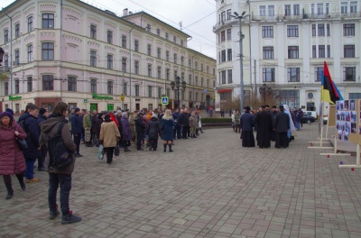 У центрі Чернівців відкрили фотовиставку, присвячену героям Небесної Сотні - фото