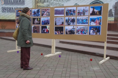 У центрі Чернівців відкрили фотовиставку, присвячену героям Небесної Сотні - фото