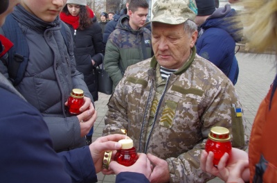 У центрі Чернівців відкрили фотовиставку, присвячену героям Небесної Сотні - фото