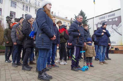 У центрі Чернівців відкрили фотовиставку, присвячену героям Небесної Сотні - фото