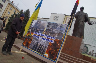 У центрі Чернівців відкрили фотовиставку, присвячену героям Небесної Сотні - фото