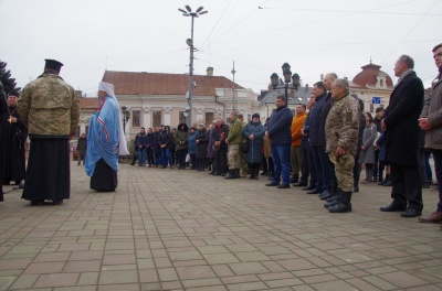 У центрі Чернівців відкрили фотовиставку, присвячену героям Небесної Сотні - фото