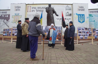 У центрі Чернівців відкрили фотовиставку, присвячену героям Небесної Сотні - фото