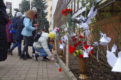 У центрі Чернівців відкрили фотовиставку, присвячену героям Небесної Сотні - фото