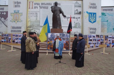 У центрі Чернівців відкрили фотовиставку, присвячену героям Небесної Сотні - фото