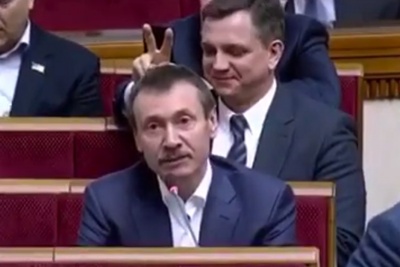 Нардепу з Буковини «поклали» ріжки під час його виступу у ВР – відео