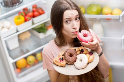 Дієтологиня розповіла, як їсти солодке і не гладшати