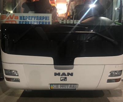 Вночі на Буковині затримали автобус зі спортсменами, який перевозив контрабандні цигарки
