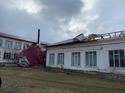 Буревій на Буковині зняв дахи зі шкіл, ринку і житлових будинків - фото