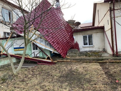 Буревій на Буковині зняв дахи зі шкіл, ринку і житлових будинків - фото