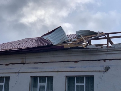 Буревій на Буковині зняв дахи зі шкіл, ринку і житлових будинків - фото