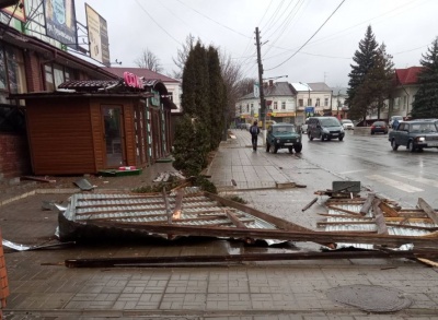 Буревій на Буковині зняв дахи зі шкіл, ринку і житлових будинків - фото