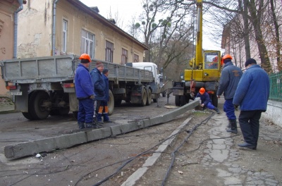 У Чернівцях ліквідовують наслідки буревію - фото