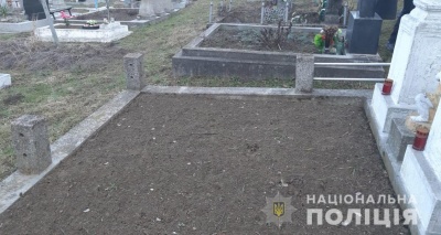 Вандалізм на кладовищі: на Буковині розшукують особу, яка пошкодила 11 могил
