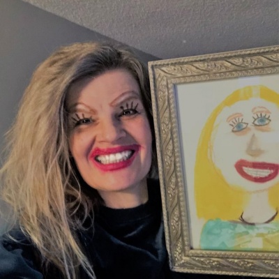 Вийшло кумедно: мама повторила макіяж зі свого портрету, який намалювала її донечка